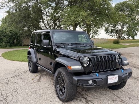 Used 2023 Jeep Wrangler Unlimited w/ Sun & Screen Package AWD/4WD image 7