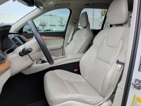 Used 2021 Volvo XC90 T6 Momentum w/ Climate Package image 16