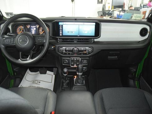 Used 2025 Jeep Gladiator Mojave AWD/4WD image 25