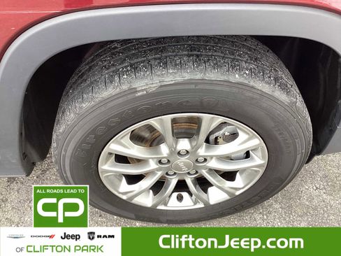 Certified 2020 Jeep Cherokee Latitude Plus w/ Cold Weather Group image 30