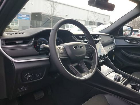 New 2025 Jeep Grand Cherokee Altitude image 19