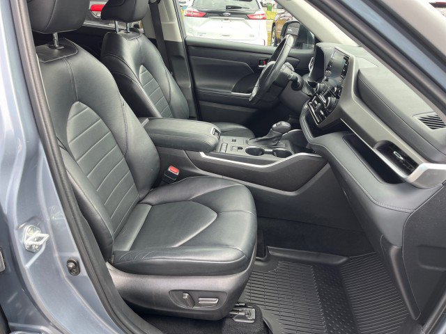 Used 2022 Toyota Highlander XLE FWD image 22