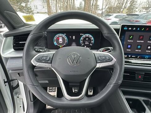 Used 2025 Volkswagen Tiguan SE R-Line image 15