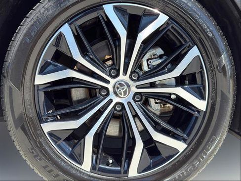 Used 2024 Toyota Crown Limited image 5