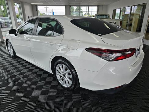Used 2022 Toyota Camry LE FWD image 5