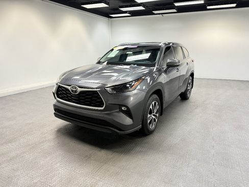 Used 2022 Toyota Highlander XLE AWD/4WD image 1