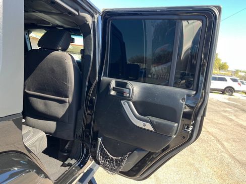 Used 2018 Jeep Wrangler Unlimited Sahara image 31