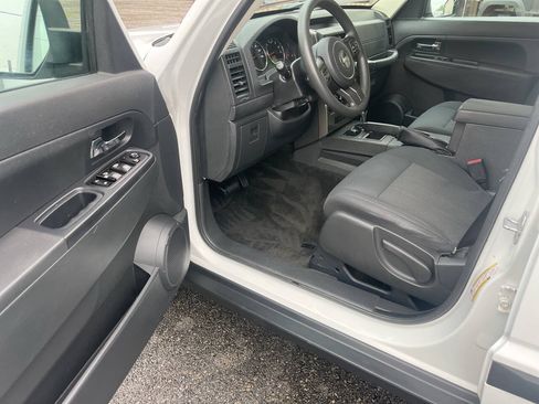 Used 2012 Jeep Liberty Sport AWD/4WD image 13