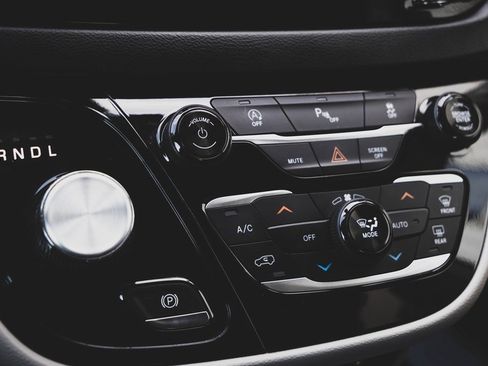 Used 2019 Chrysler Pacifica Touring-L image 17