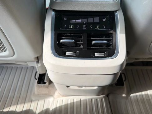 Used 2016 Volvo XC90 T6 Momentum w/ Momentum Plus Package AWD/4WD image 29