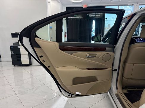 Used 2015 Lexus LS 460 w/ Comfort Package RWD image 32