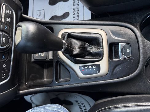 Used 2015 Jeep Cherokee Limited w/ Luxury Group image 11