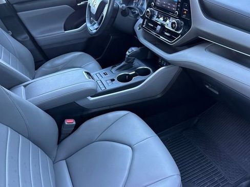 Used 2022 Toyota Highlander XLE AWD/4WD image 21