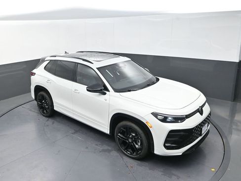 New 2026 Volkswagen Tiguan SE R-Line image 11