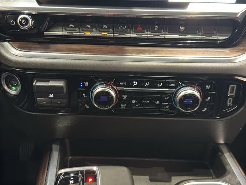 Used 2023 GMC Sierra 1500 SLT w/ SLT Premium Plus Package AWD/4WD image 33