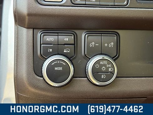 Used 2023 GMC Yukon SLT w/ SLT Premium Package image 12