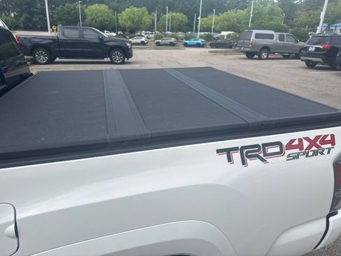 Used 2021 Toyota Tacoma TRD Sport w/ Technology Package AWD/4WD image 10