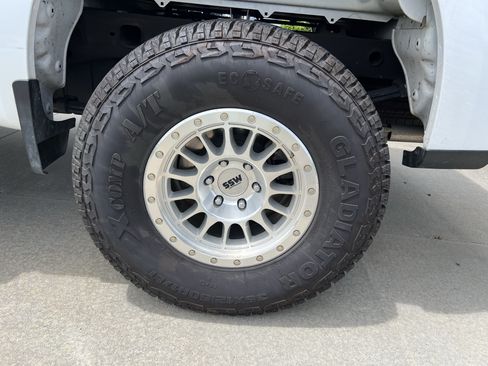 Used 2025 Chevrolet Silverado 1500 Custom Trail Boss AWD/4WD image 13