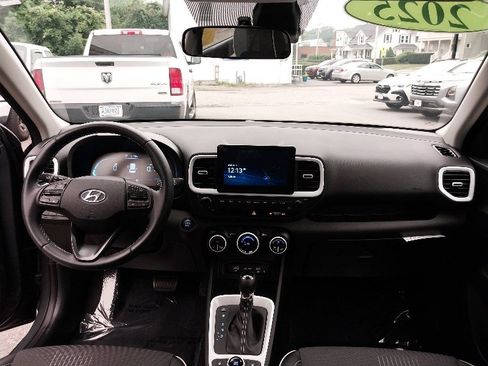 Used 2025 Hyundai Venue Limited FWD image 18