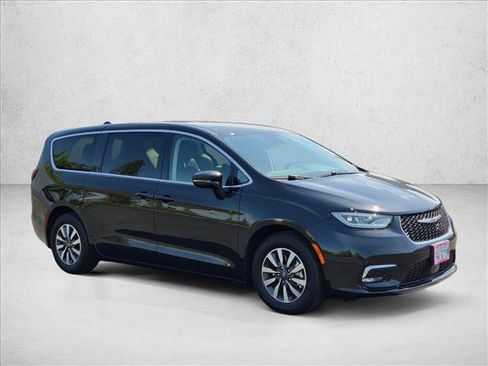Used 2022 Chrysler Pacifica Touring-L FWD image 3