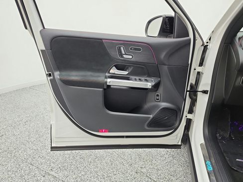 Used 2023 Mercedes-Benz EQB 300 4MATIC image 12