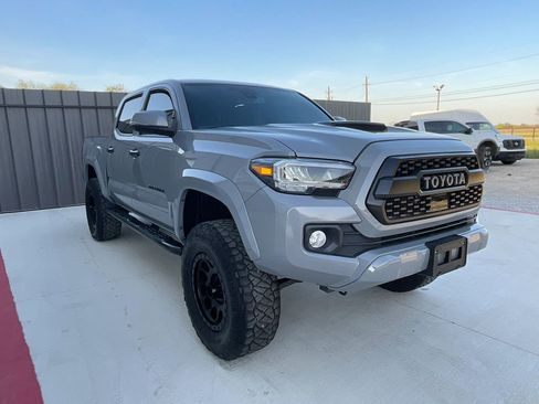 Used 2020 Toyota Tacoma TRD Sport w/ Technology Package image 12
