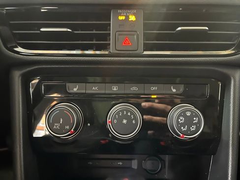 Certified 2023 Volkswagen Taos SE w/ Panoramic Sunroof Package image 18