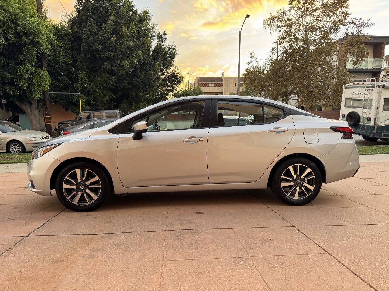 Used 2022 Nissan Versa SV FWD image 4
