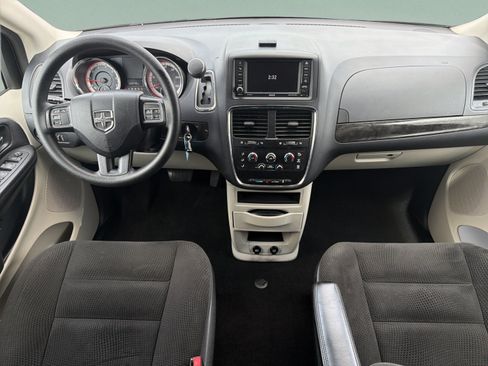 Used 2018 Dodge Grand Caravan SE w/ UConnect Hands-Free Group FWD image 12