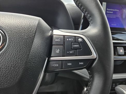 Used 2025 Toyota Highlander LE FWD image 18