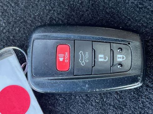 Used 2019 Toyota RAV4 XLE w/ Convenience Package FWD image 21