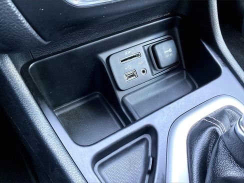 Used 2018 Jeep Cherokee Latitude Plus w/ Comfort/Convenience Group image 25