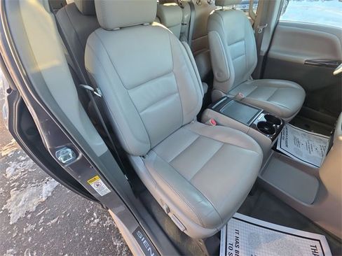 Used 2015 Toyota Sienna L image 27