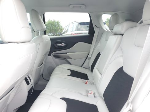 Used 2020 Jeep Cherokee Latitude Plus w/ Comfort/Convenience Group FWD image 9