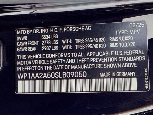 Certified 2025 Porsche Macan image 36