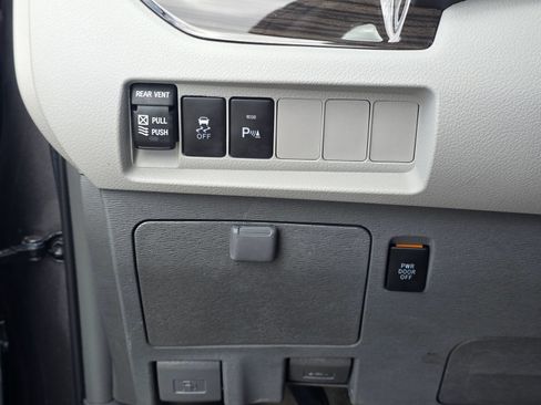 Used 2018 Toyota Sienna XLE w/ XLE Navigation Package FWD image 24