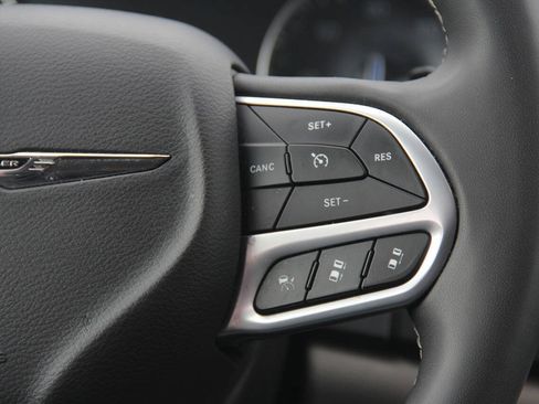 Used 2024 Chrysler Pacifica Touring-L FWD image 22