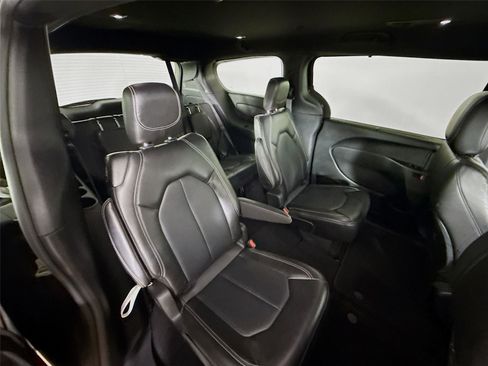 Used 2025 Chrysler Pacifica Select image 27