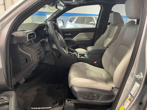 Used 2025 Toyota Tacoma Limited image 9