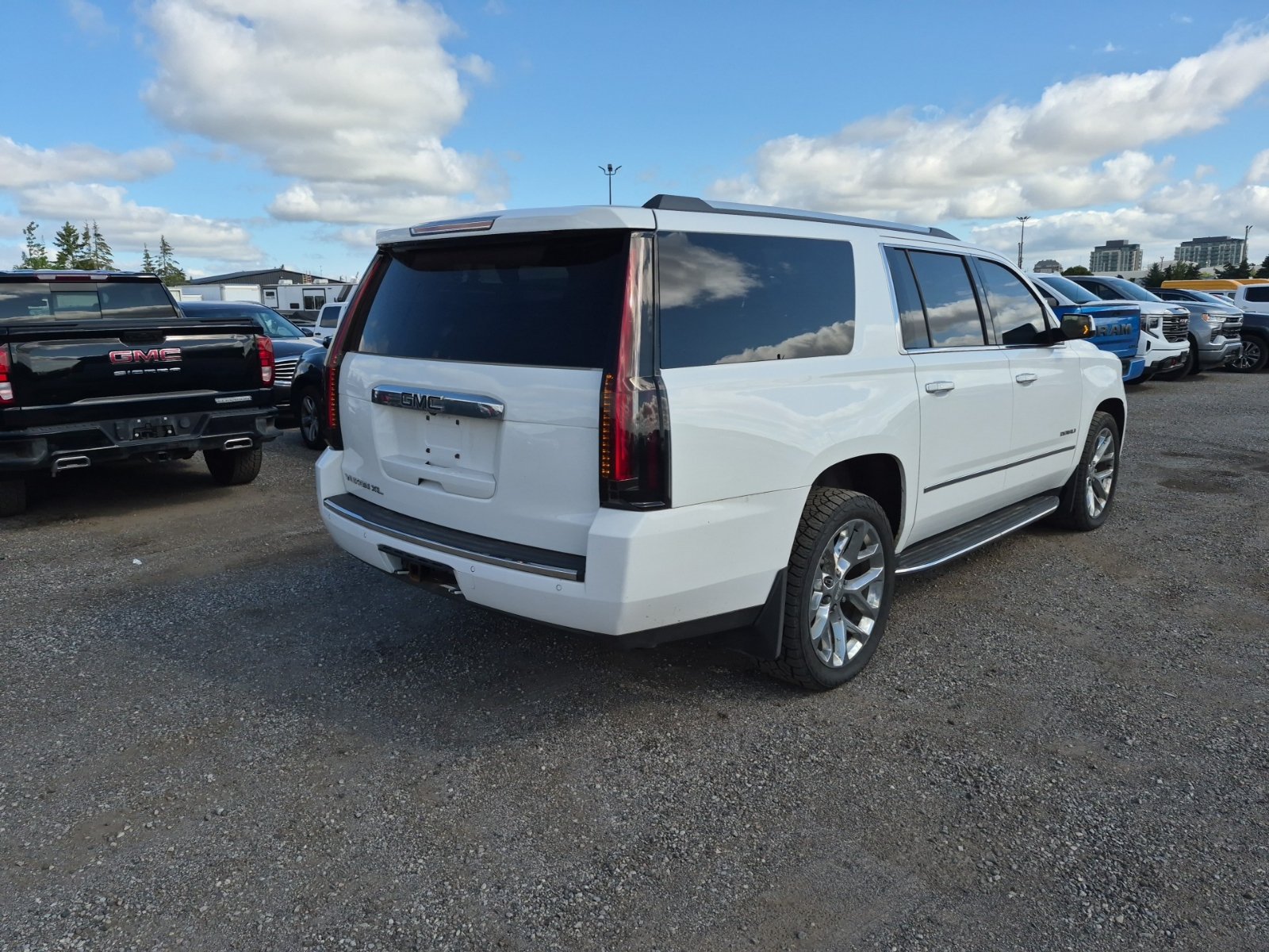 Used 2019 GMC Yukon XL Denali AWD/4WD image 3