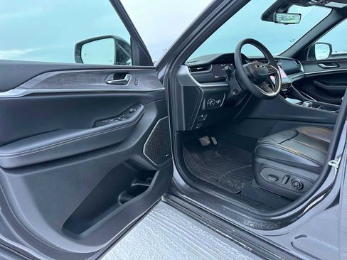 Used 2025 Jeep Grand Cherokee Limited w/ Luxury Tech Group II image 19