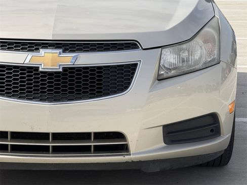 Used 2014 Chevrolet Cruze LS image 9