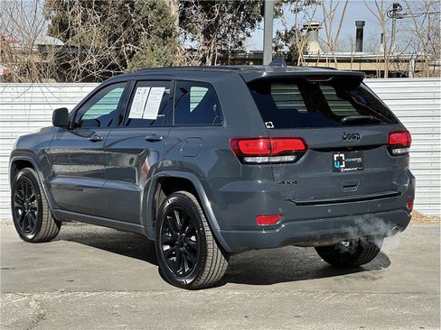 Used 2018 Jeep Grand Cherokee Altitude image 3