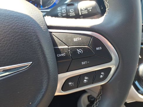 Used 2023 Chrysler Pacifica Touring-L FWD image 23