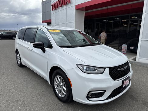 Used 2024 Chrysler Pacifica Touring-L FWD image 1