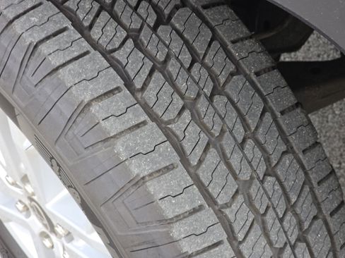 Used 2022 Toyota Tundra SR5 w/ SR5 Convenience Package image 4