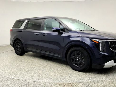 Used 2025 Kia Carnival FWD image 3