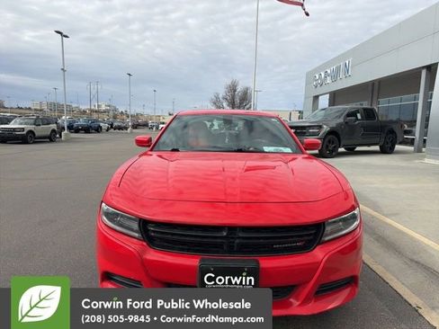 Used 2019 Dodge Charger SXT image 2