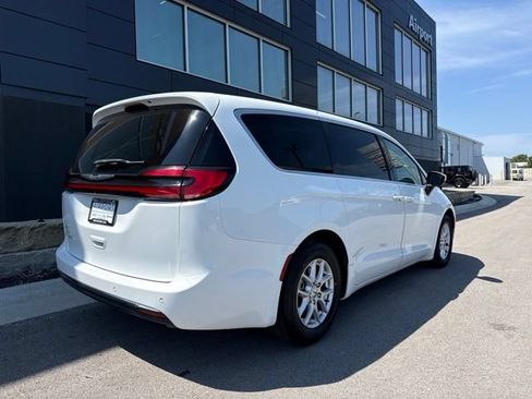 Used 2023 Chrysler Pacifica Touring-L FWD image 3