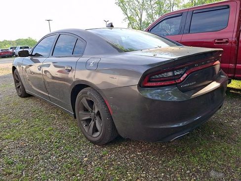 Used 2017 Dodge Charger SXT RWD image 4